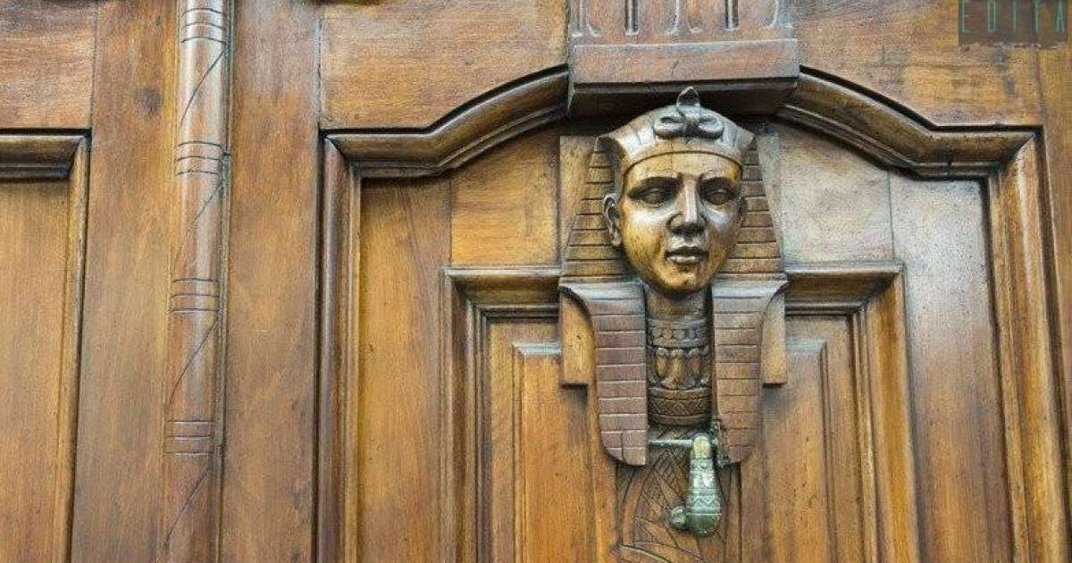 Maschere, sfingi, bestie, volti: i mille particolari dei portoni storici di Bari
